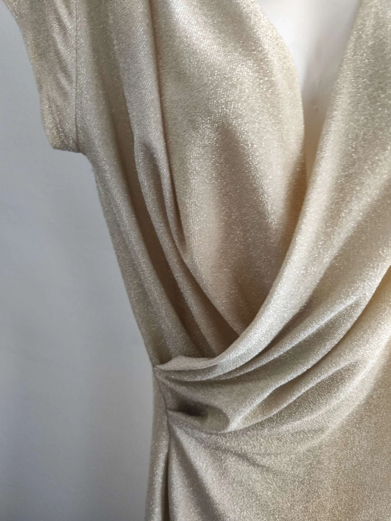 Gouden gedrapeerde jurk van Mango – photo 3